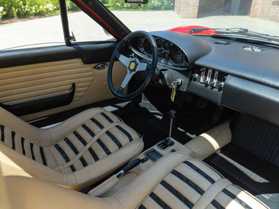 Image 25/50 de Ferrari Dino 246 GT (1971)