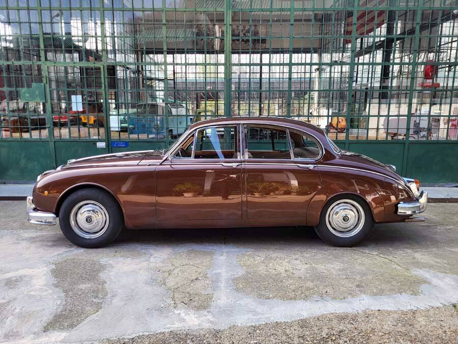 Image 3/42 of Jaguar Mk II 2.4 (1964)