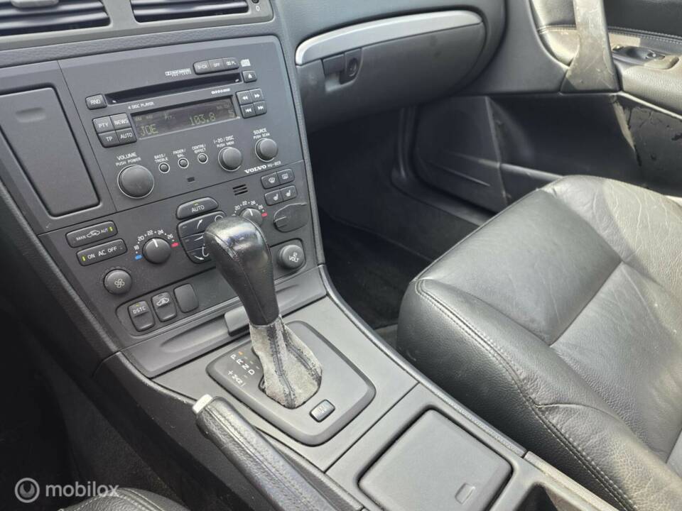 Image 25/40 of Volvo V 70 2.5T (2004)