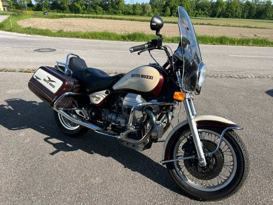 Diese Koffer gabs nicht zu kaufen - die hat sich mein Vater im Layout der Guzzi dazulackieren lassen