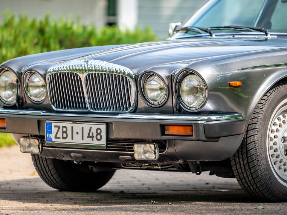 Image 9/42 of Daimler Double Six (1989)