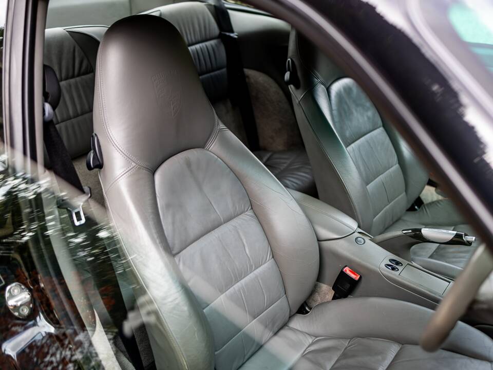 Image 25/50 of Porsche 911 Carrera 4S (2002)