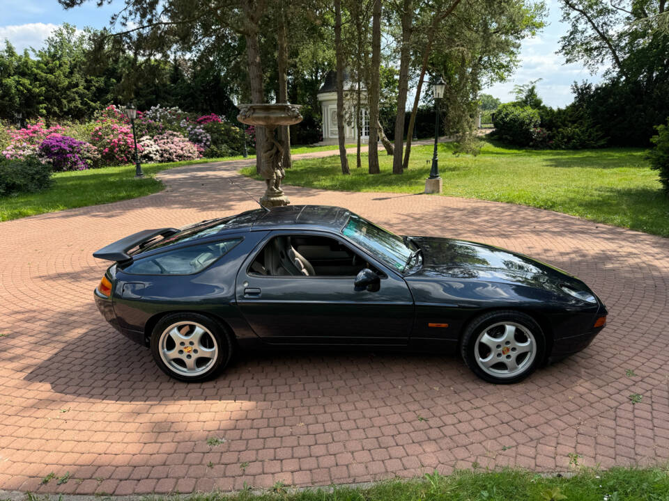 Afbeelding 18/77 van Porsche 928 GT (1990)