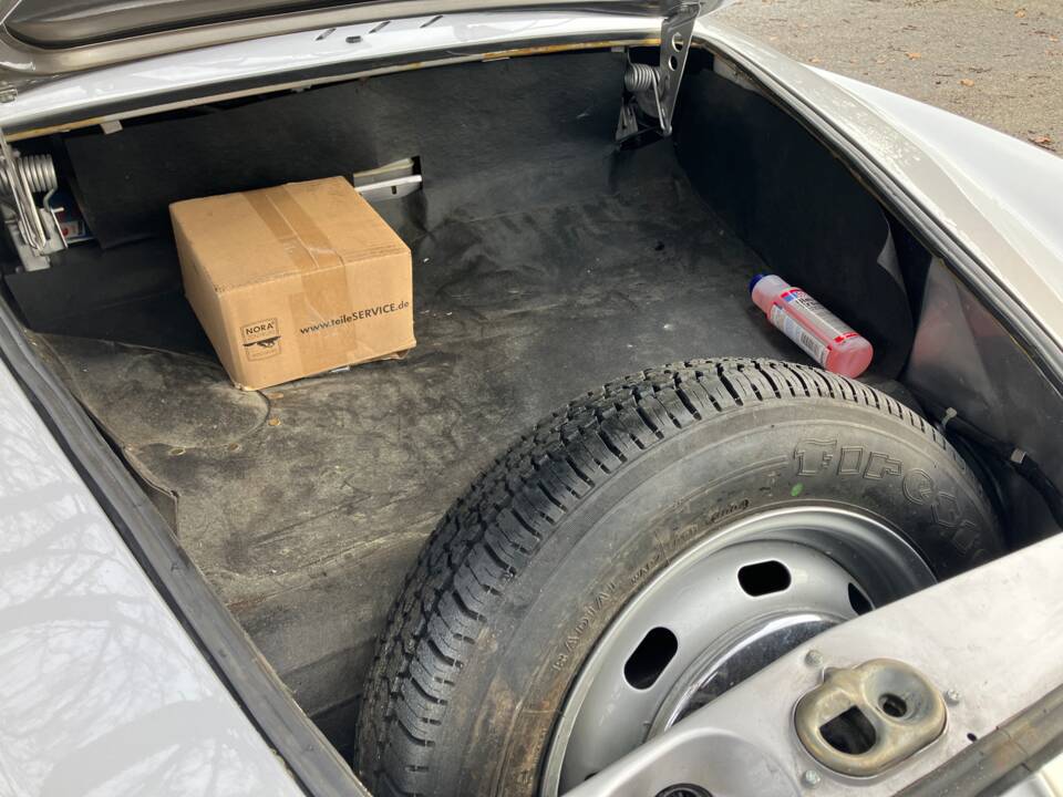 Image 19/21 of Volkswagen Karmann Ghia 1600 (1971)