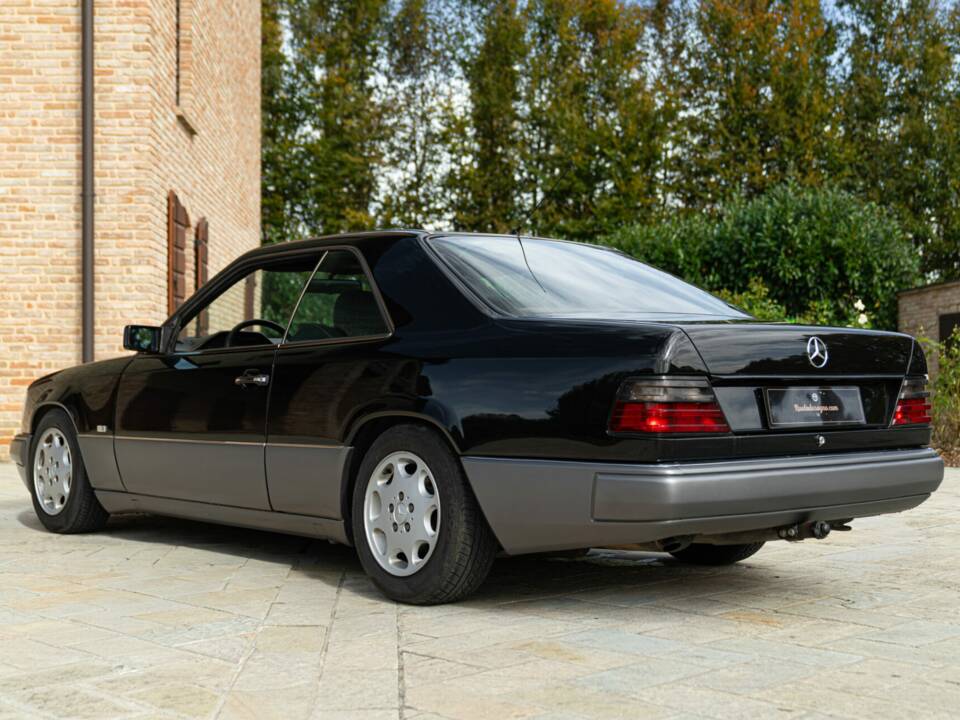 Obraz 6/48 pojazdu Mercedes-Benz 200 CE (1990)