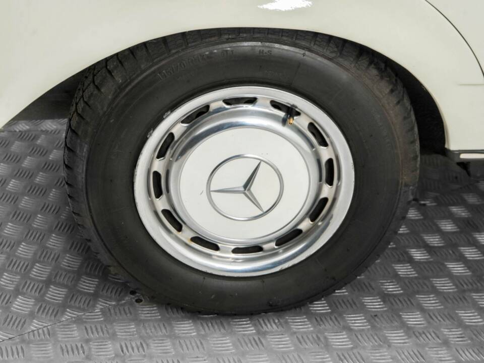 Bild 33/50 von Mercedes-Benz 230 TE (1984)