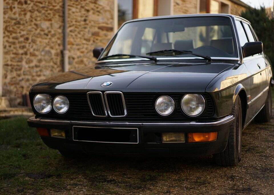 Image 3/7 de BMW 525e (1987)