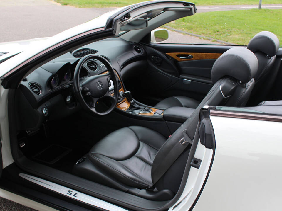 Image 16/21 of Mercedes-Benz SL 500 (2004)