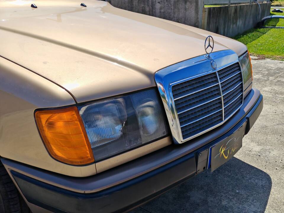 Image 16/42 of Mercedes-Benz 300 CE (1988)