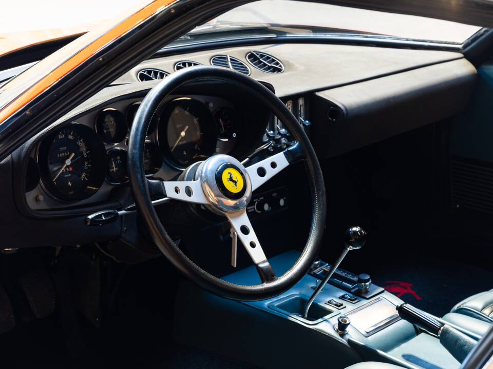 Image 36/74 of Ferrari 365 GTB/4 Daytona (1971)