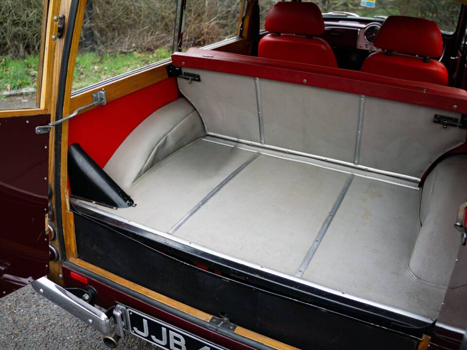 Image 38/43 of Morris Minor 1000 Traveller (1966)