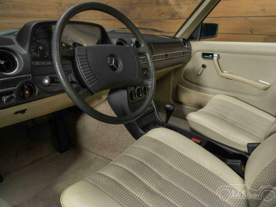 Image 2/19 of Mercedes-Benz 200 (1976)