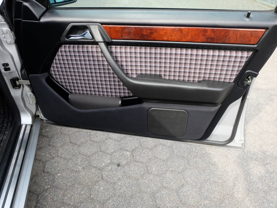 Image 38/75 of Mercedes-Benz E 280 T (1994)