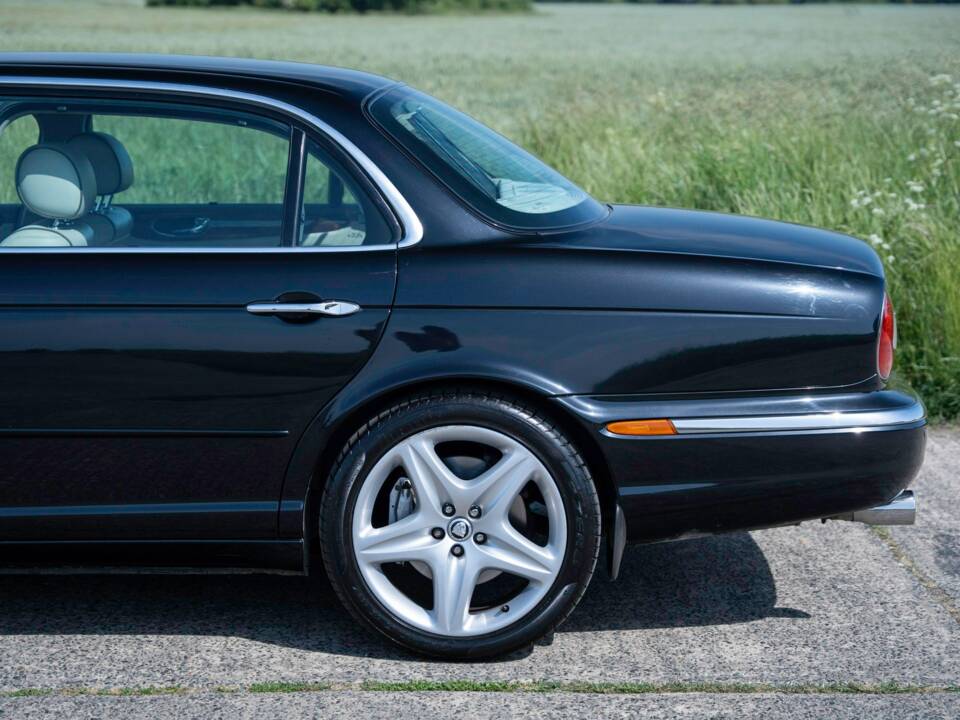 Obraz 50/50 pojazdu Jaguar XJR Super V8 (2004)