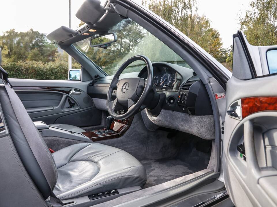 Image 22/43 of Mercedes-Benz SL 500 (1996)