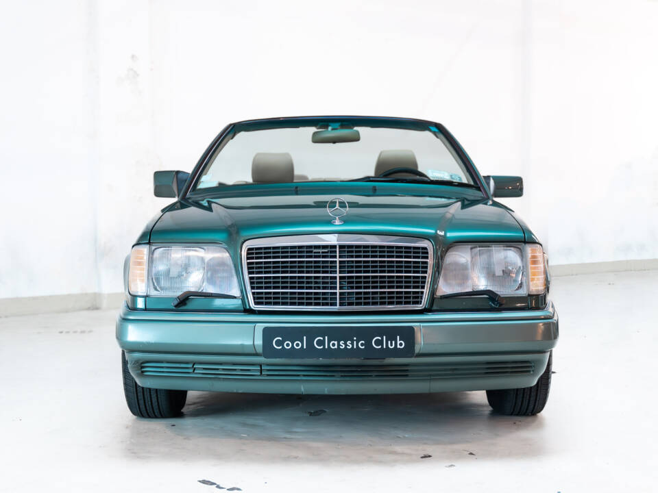 Image 2/27 of Mercedes-Benz E 320 (1994)