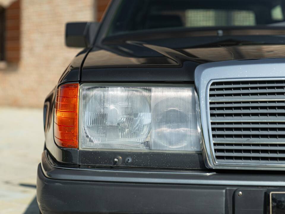 Immagine 14/44 di Mercedes-Benz 200 TE (1992)