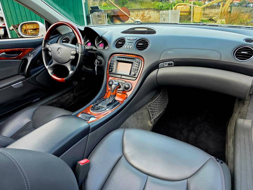 Image 30/39 of Mercedes-Benz SL 500 (2001)