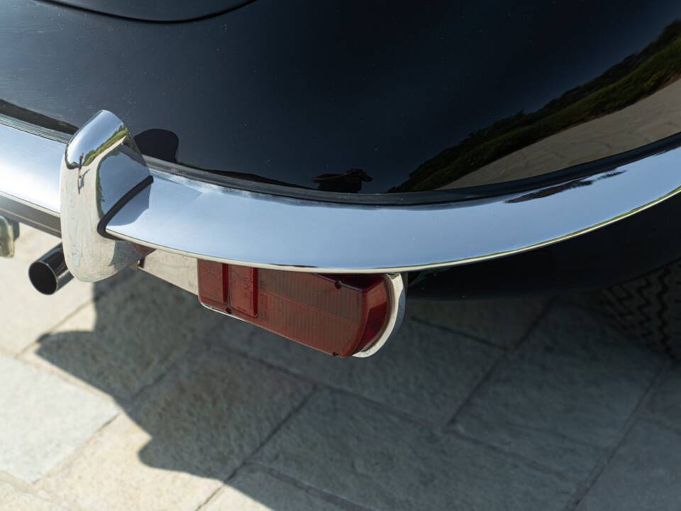 Image 24/50 de Jaguar E-Type (1968)