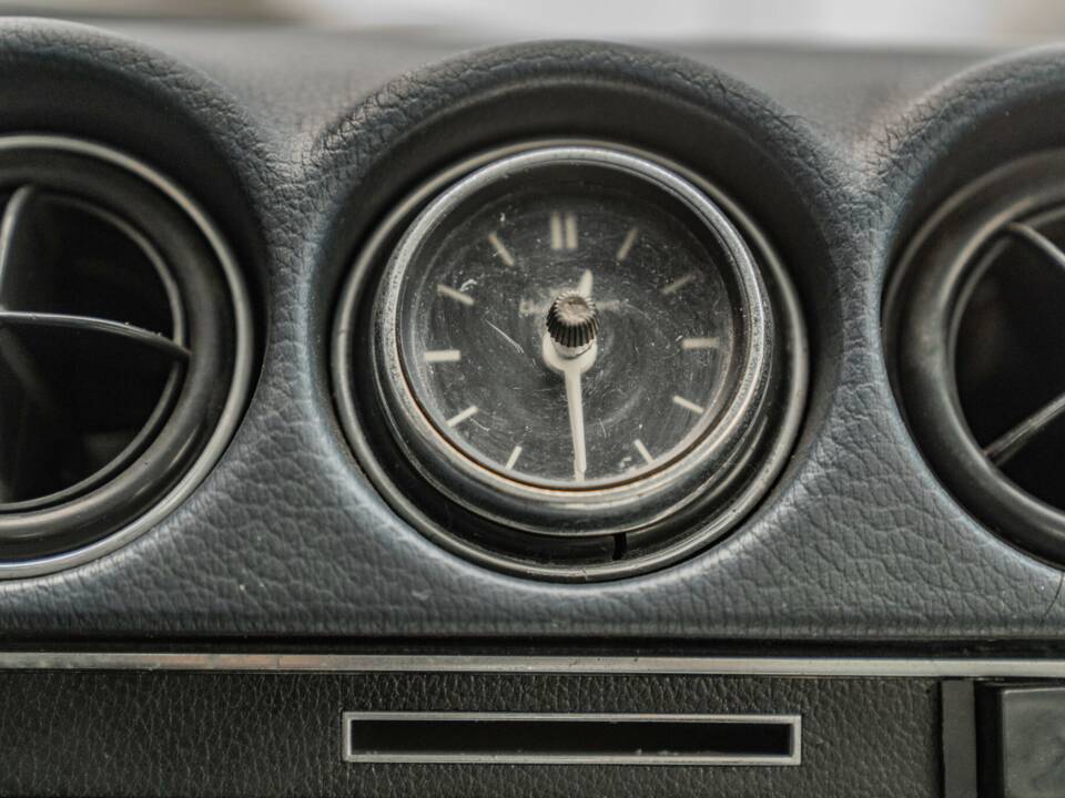 Image 33/40 of Mercedes-Benz 350 SLC (1973)