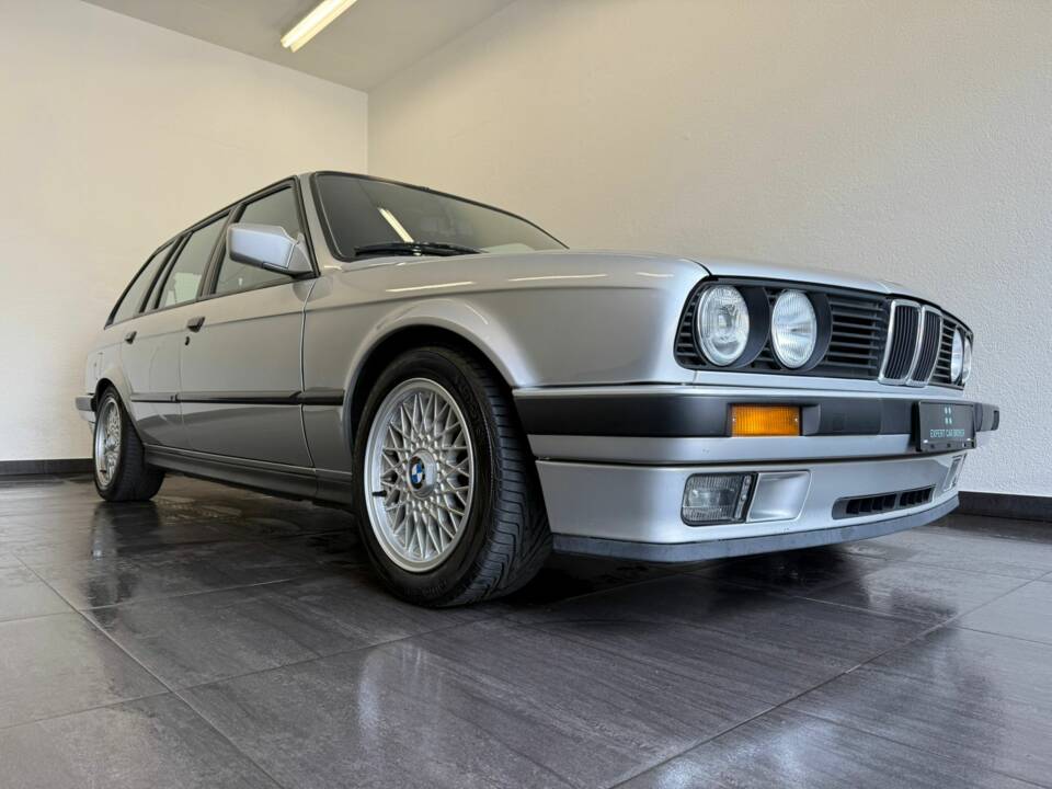 Immagine 2/50 di BMW 325i Touring (1992)