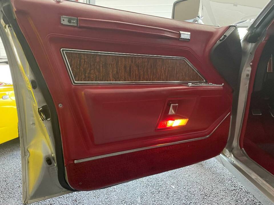 Image 88/90 of Cadillac Sedan DeVille (1970)
