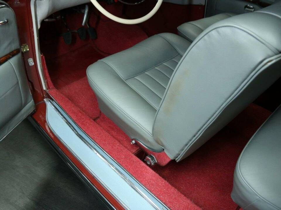 Imagen 12/50 de Mercedes-Benz 220 S (1957)