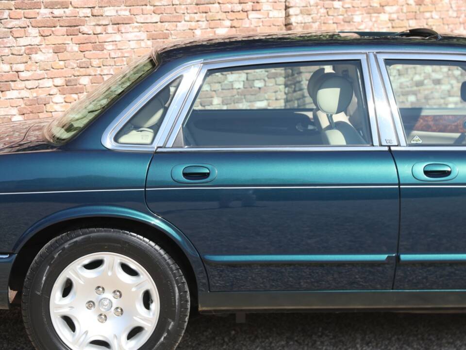 Bild 32/50 von Jaguar XJ 8 4.0 Executive (2001)