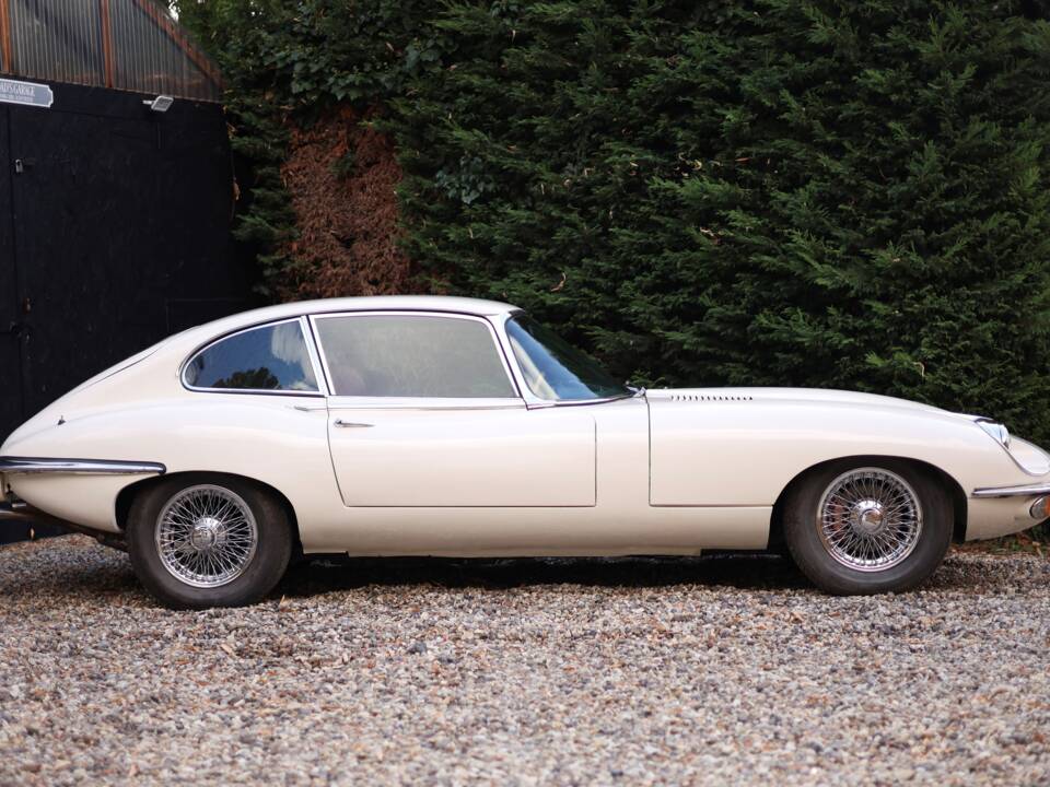 Image 2/50 de Jaguar Type E (2+2) (1970)