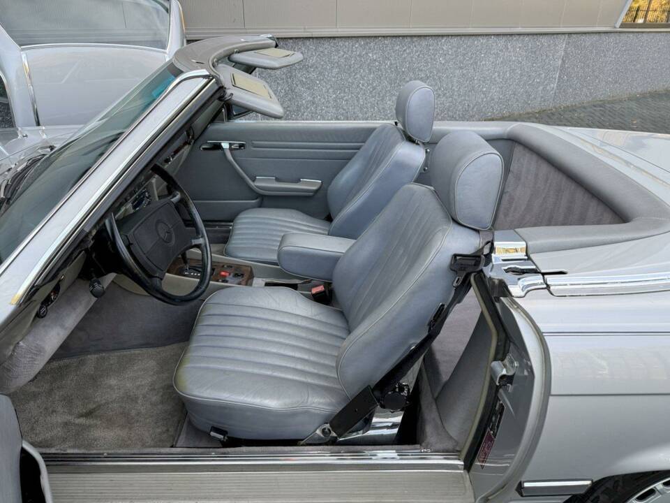 Image 17/36 de Mercedes-Benz 560 SL (1987)