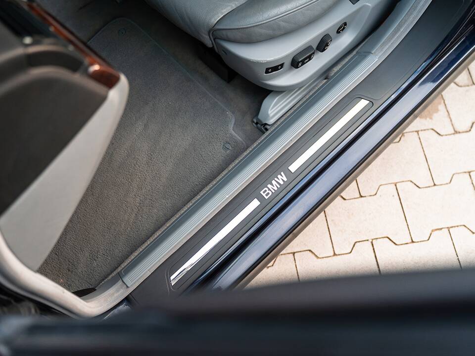 Image 26/55 of BMW 740i (1997)