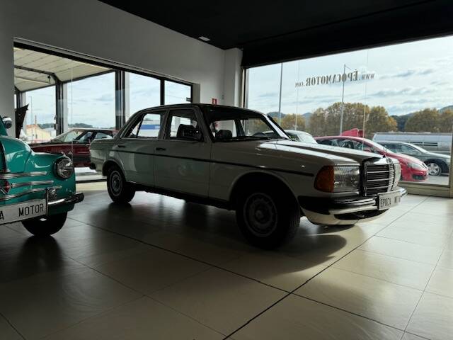 Image 5/32 of Mercedes-Benz 230 E (1983)