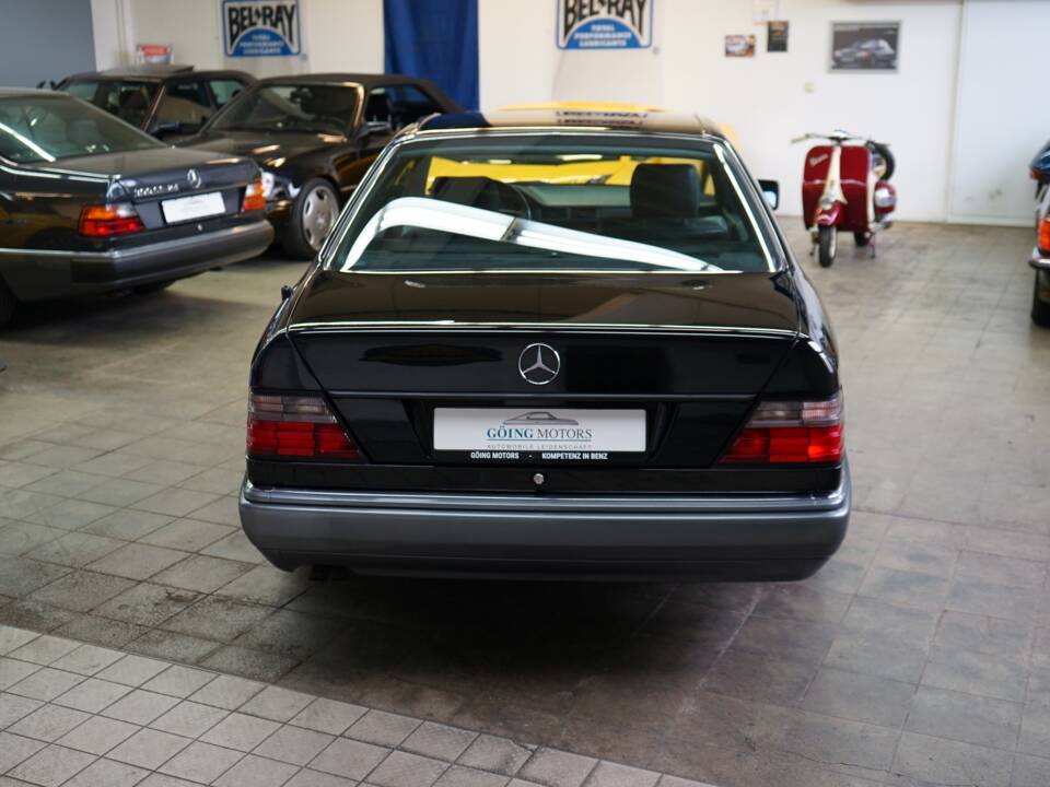 Bild 11/35 von Mercedes-Benz E 320 (1993)