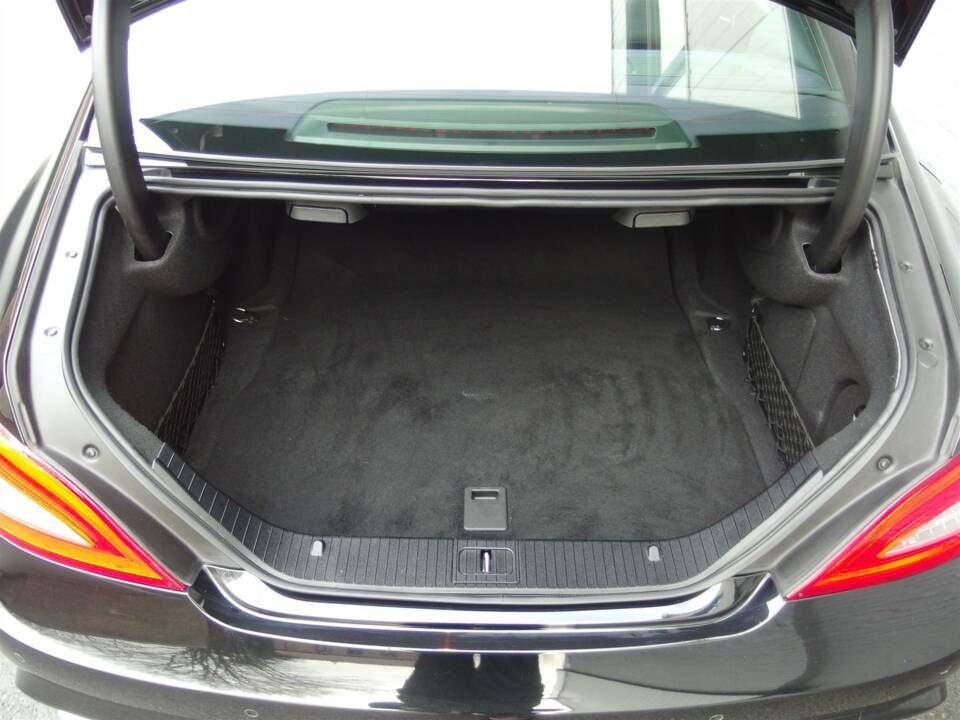 Image 76/97 of Mercedes-Benz CLS 63 AMG S 4MATIC (2013)