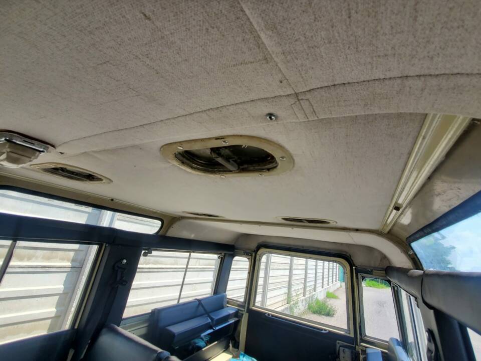 Image 14/22 of Land Rover 109 (1977)