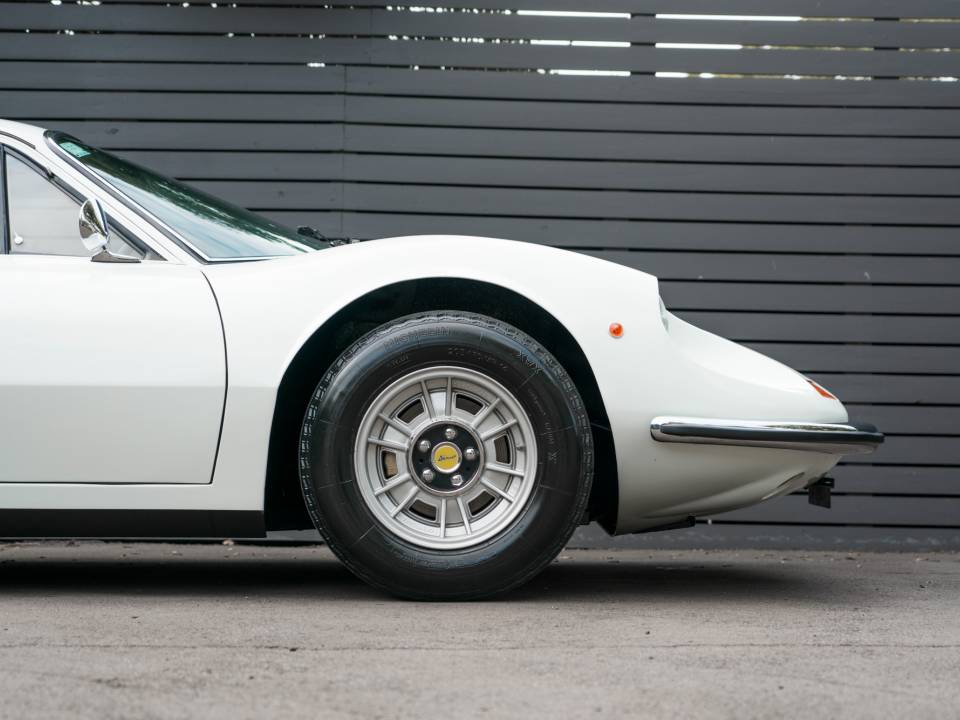 Image 39/43 de Ferrari Dino 246 GT (1971)