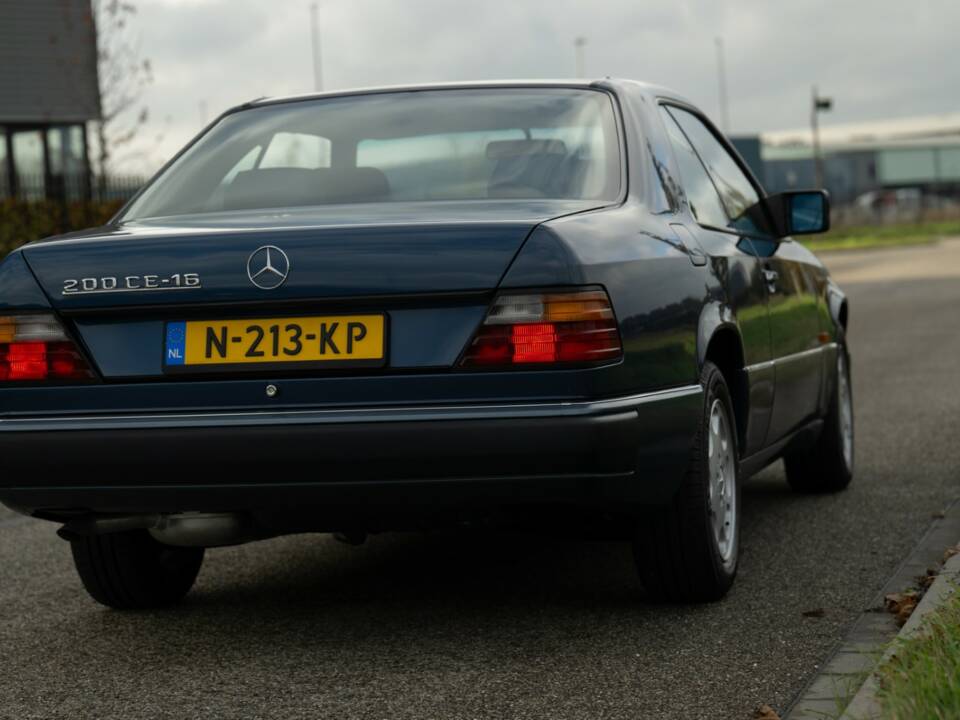 Bild 75/79 von Mercedes-Benz 200 CE (1993)