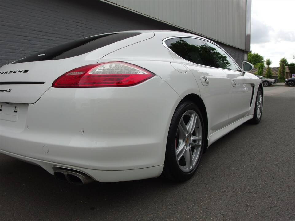 Image 23/98 of Porsche Panamera S (2010)