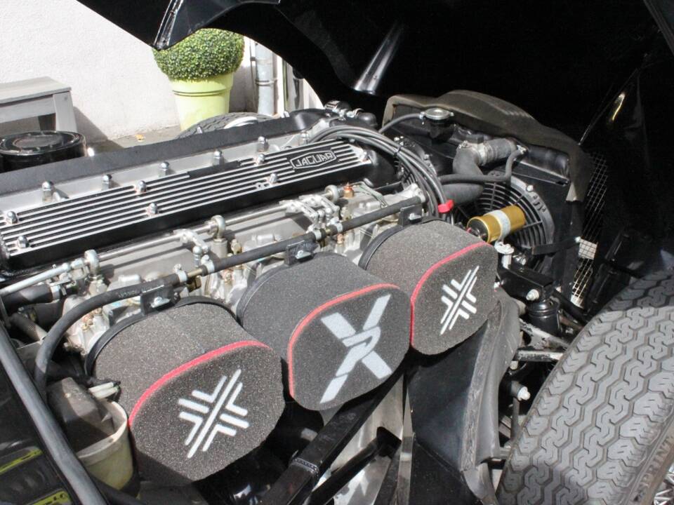 Image 6/24 of Jaguar E-Type (1970)