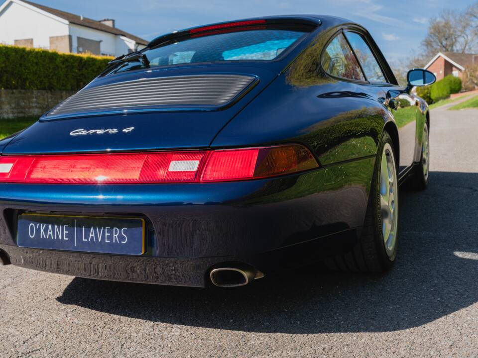 Image 21/52 of Porsche 911 Carrera 4 (1997)