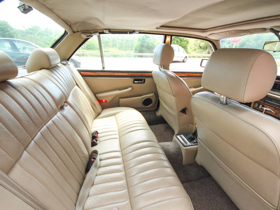 Image 23/44 of Jaguar XJ 12 (1990)