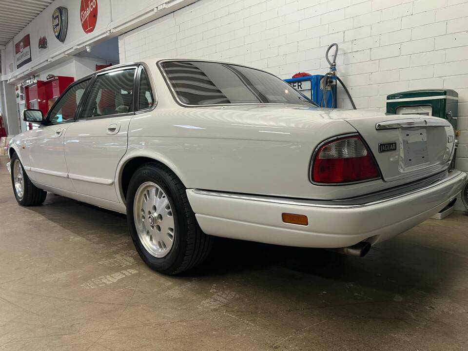 Image 12/15 of Jaguar XJ 6 4.0 Sovereign (1997)