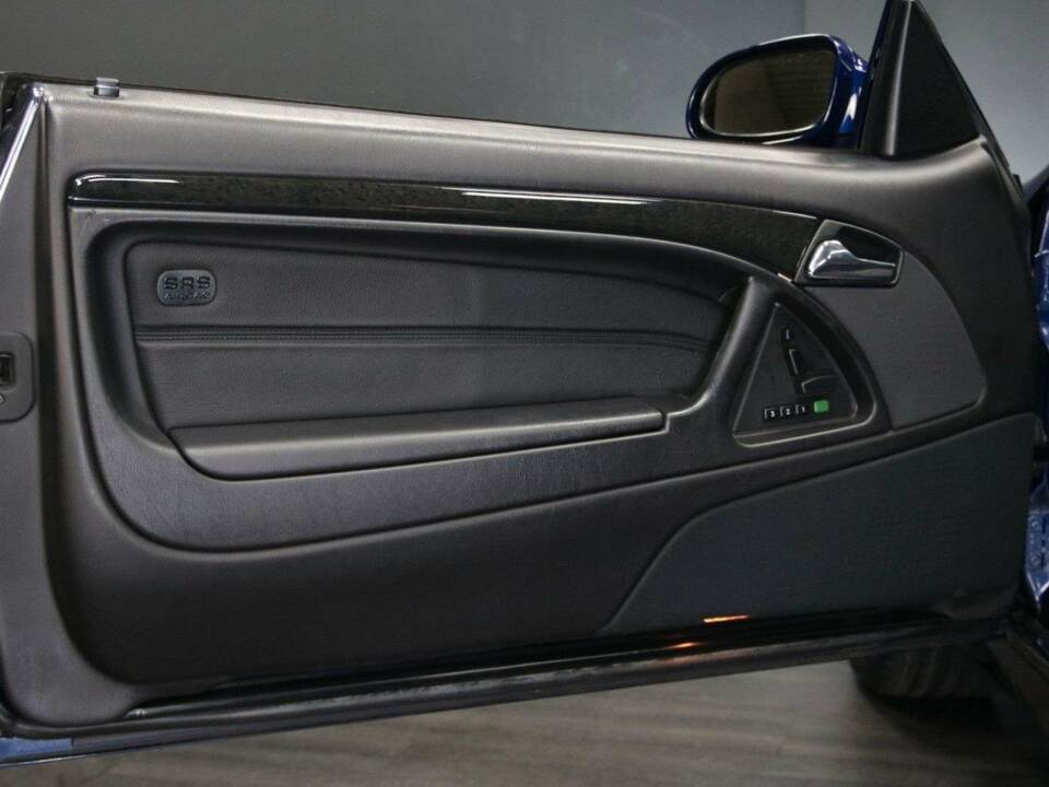 Image 18/49 of Mercedes-Benz SL 500 (2000)