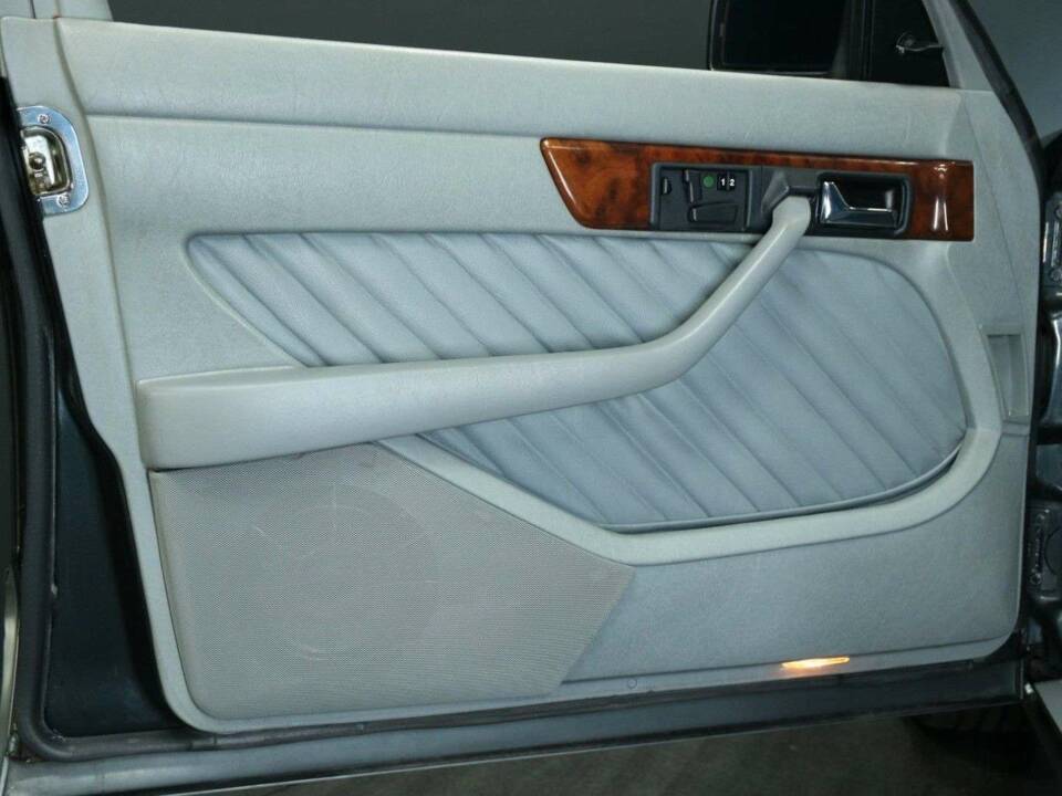 Image 10/30 of Mercedes-Benz 560 SEL (1989)