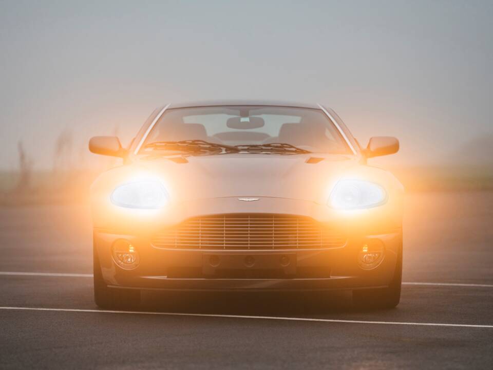 Image 18/23 of Aston Martin V12 Vanquish (2003)