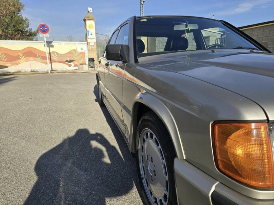 Image 6/8 of Mercedes-Benz 190 E 2.5-16 (1989)