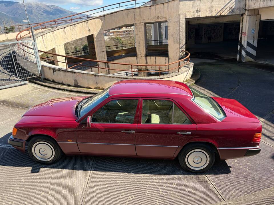 Image 9/50 of Mercedes-Benz E 200 (1993)