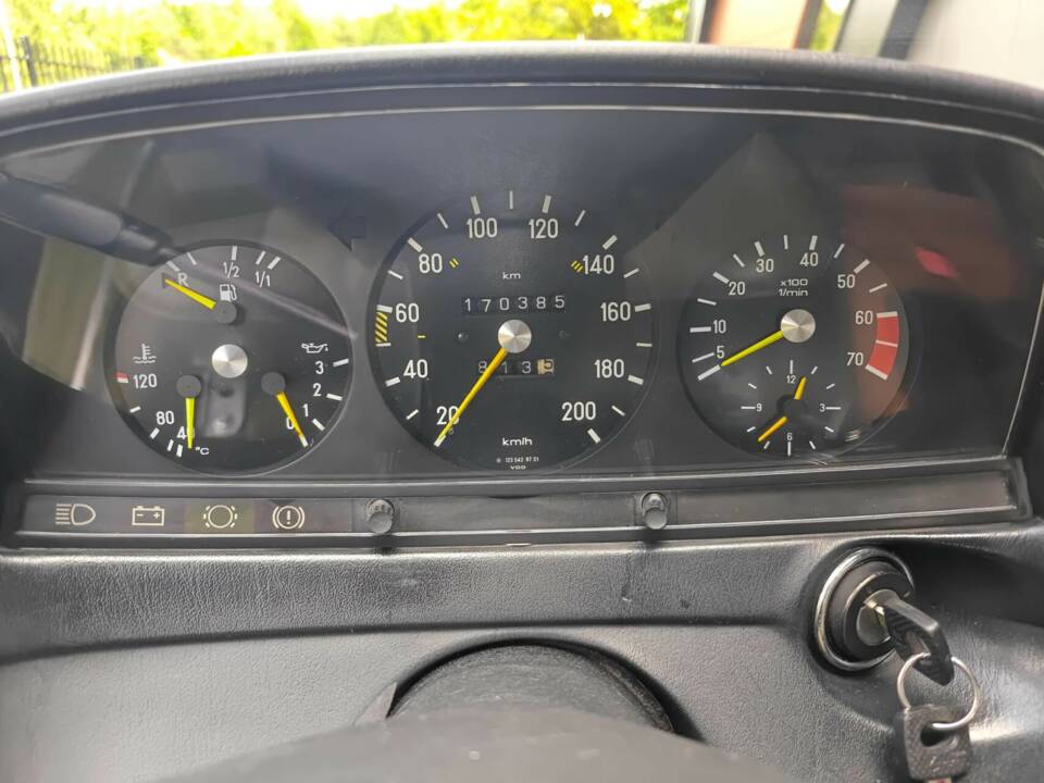 Immagine 34/50 di Mercedes-Benz 230 CE (1982)