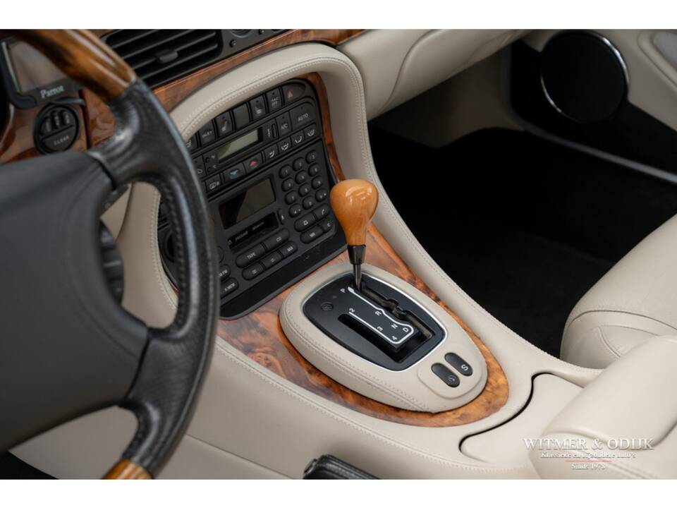 Image 14/31 of Jaguar XJR 4.0 (1999)