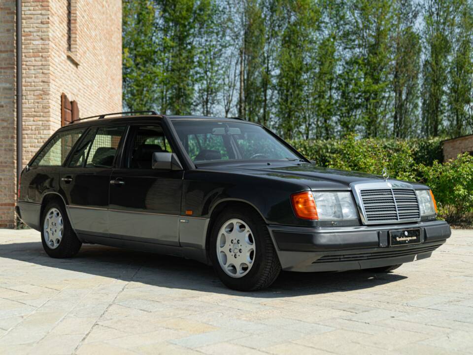 Immagine 2/44 di Mercedes-Benz 200 TE (1992)